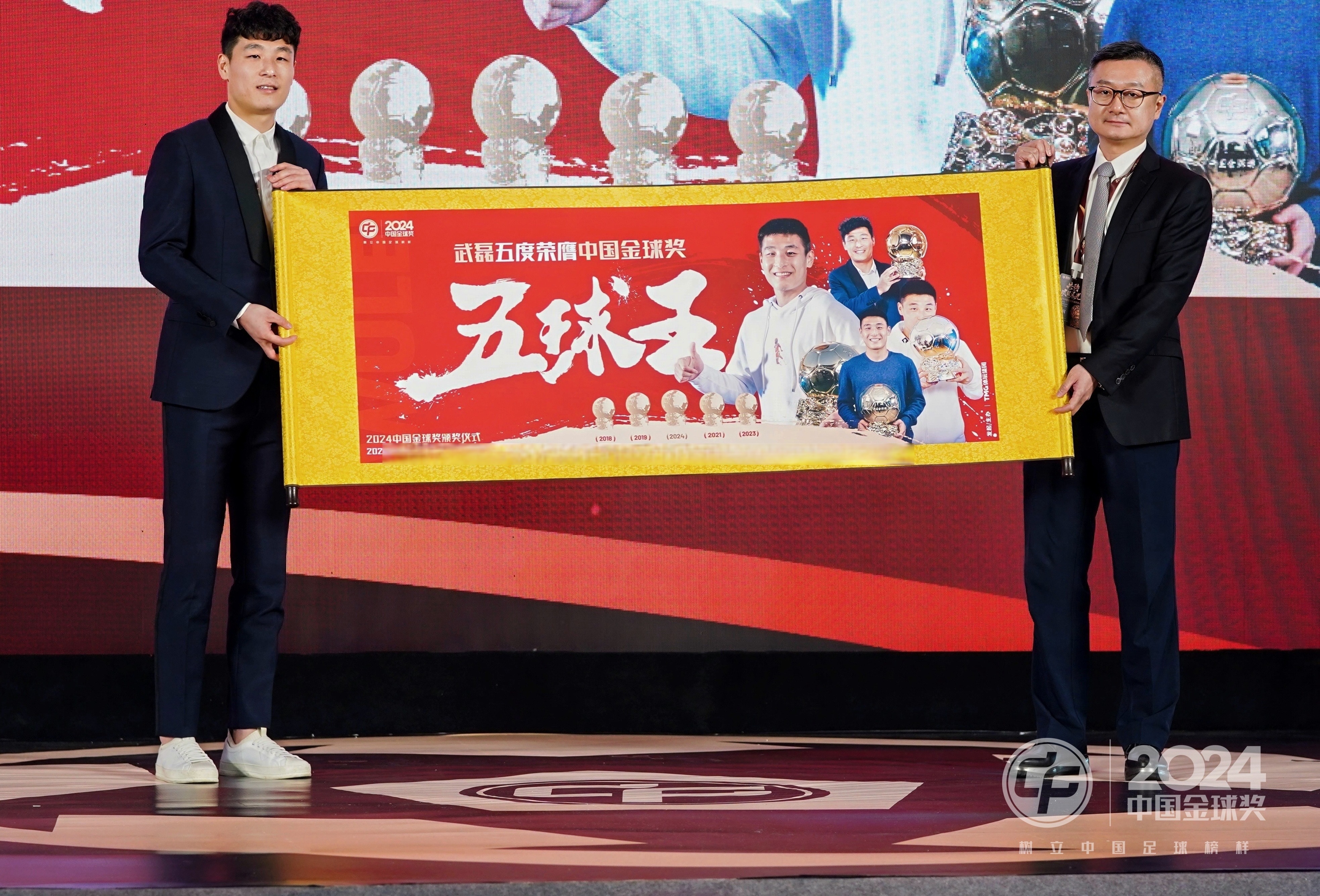 比赛中球员们发挥出乎意料的实力，赢得掌声称誉